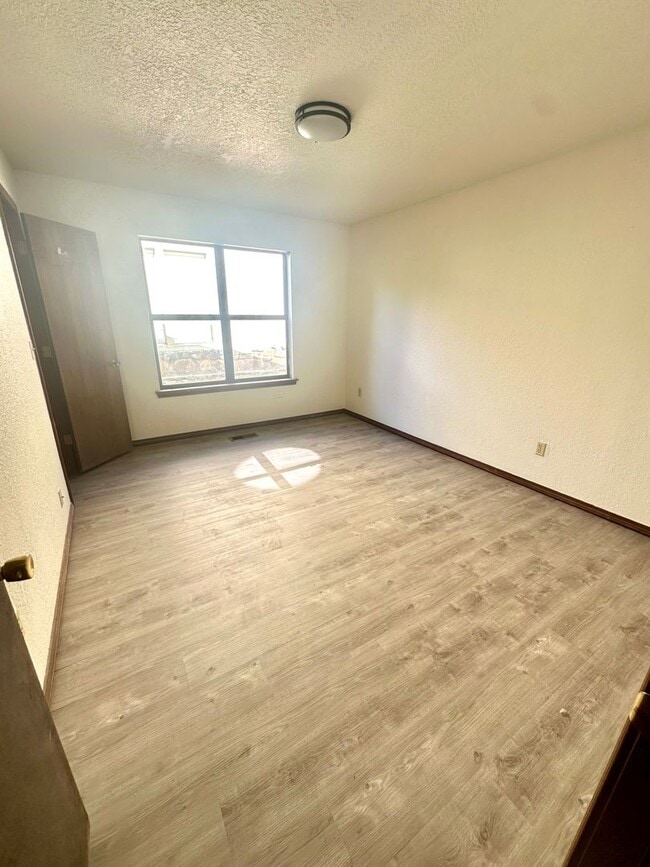 Building Photo - Spacious 3 Bedroom, 2 Bath Home!  Don't Mi...