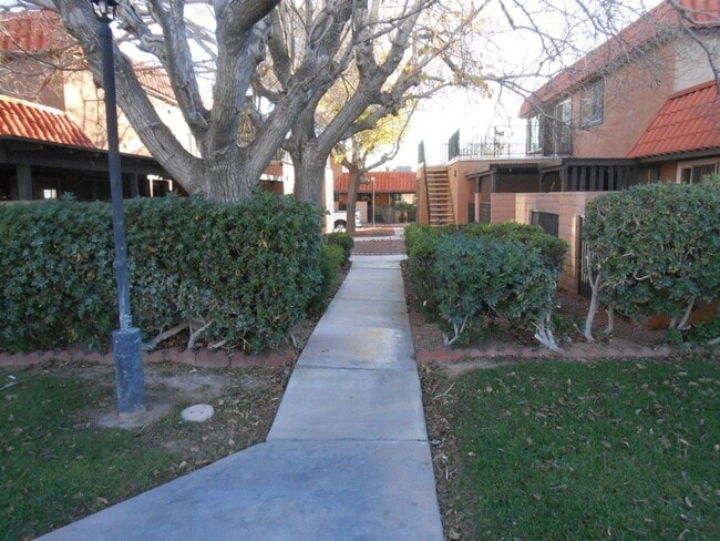 Building Photo - 2nd Floor 3 bedroom Condo Near 95/Torrey Pines