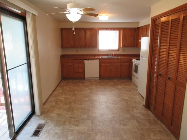 Foto del edificio - Large 2 bedroom w/ Garage