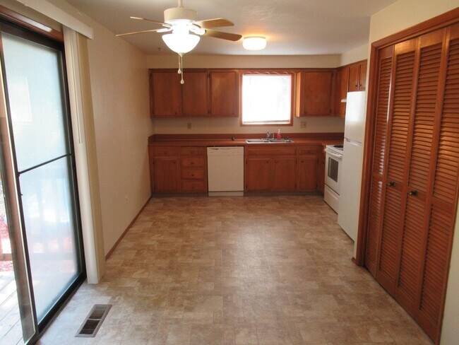 Building Photo - Large 2 bedroom w/ Garage