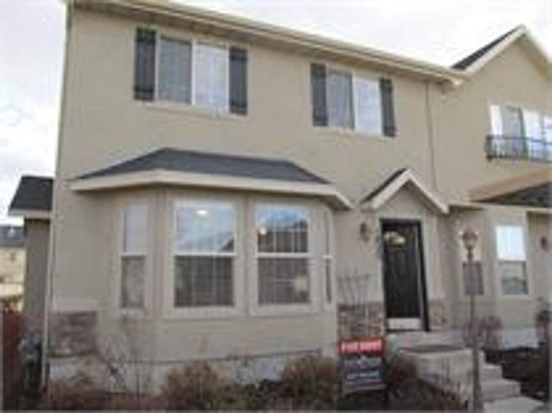 Primary Photo - *Reduced price* End Unit Townhouse in Springville