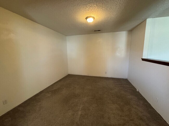 Building Photo - Northeast Heights three bedroom two bath s...