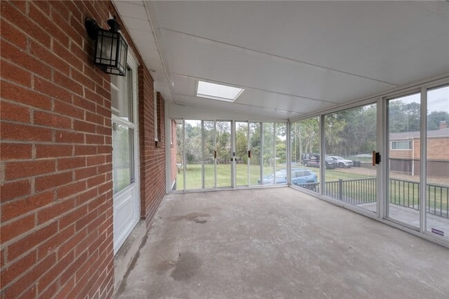 Photo - 719 Cumberland Rd House