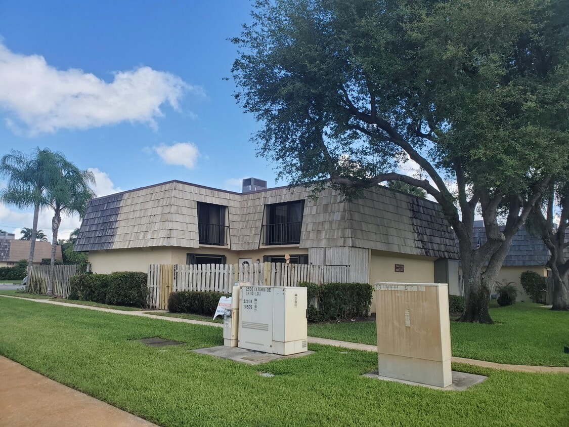 Foto principal - 2464 Waterside Dr