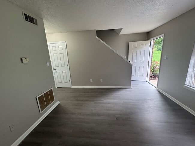 Building Photo - 802 British Wood Dr SW