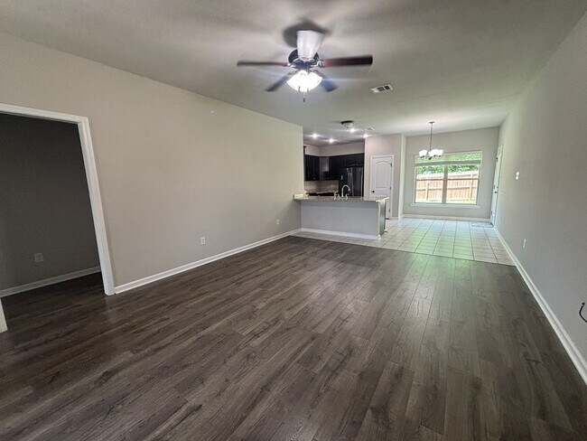 Foto del edificio - Great Starter Home in Gated Community