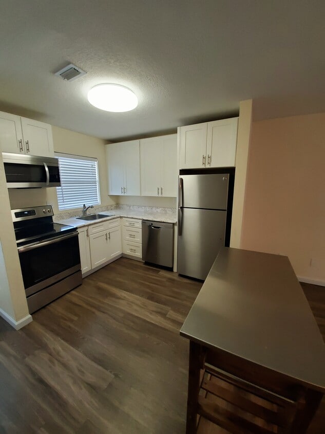 Primary Photo - Beachside Apartments