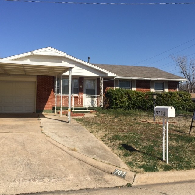 Primary Photo - 707 NW Mockingbird Rd