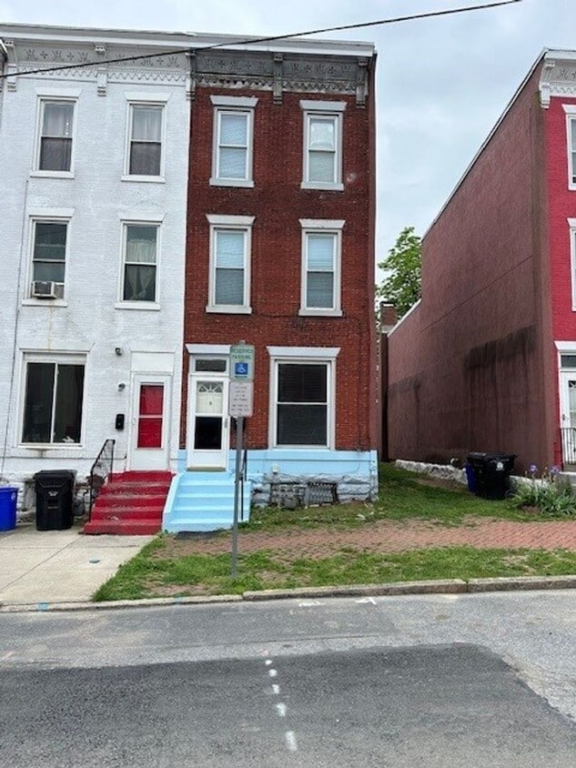 Primary Photo - 4 Bedroom 2 Bathroom Row Home For Rent In ...