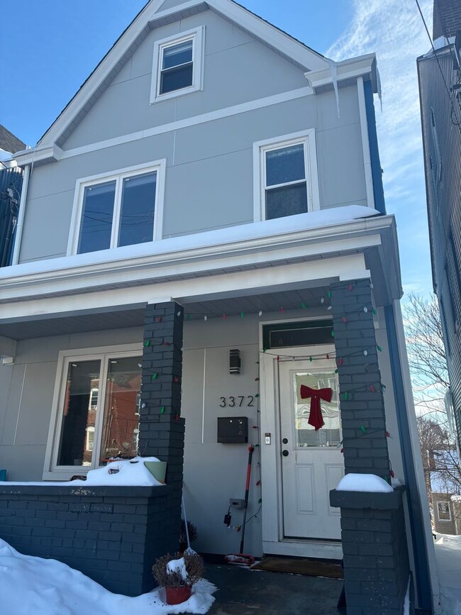 4 BED 3.5 BATH RENOVATED HOUSE WITH AC LAUNDRY OUTDOOR SPACE! - 4 BED 3.5 BATH RENOVATED HOUSE WITH AC LAUNDRY OUTDOOR SPACE!