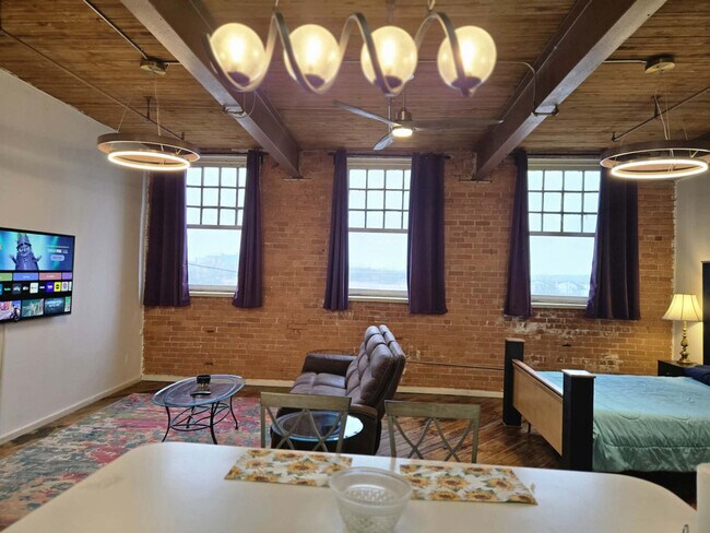 Building Photo - 226 Mt Elliott St