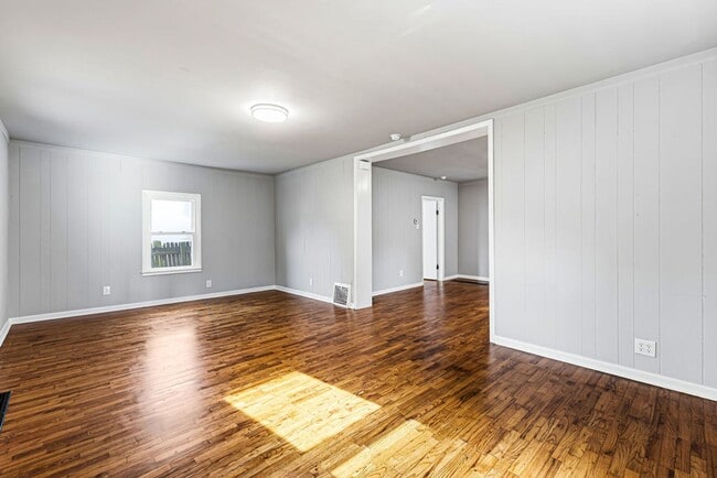 Building Photo - Remodeled 2-Bedroom Home in Saint Joseph with Off-Street Alley Parking