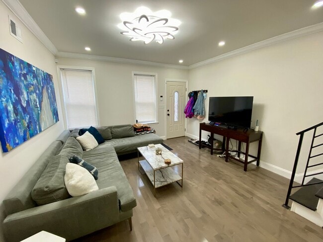Building Photo - Beautiful 2-Bedroom Townhouse in Point Bre...