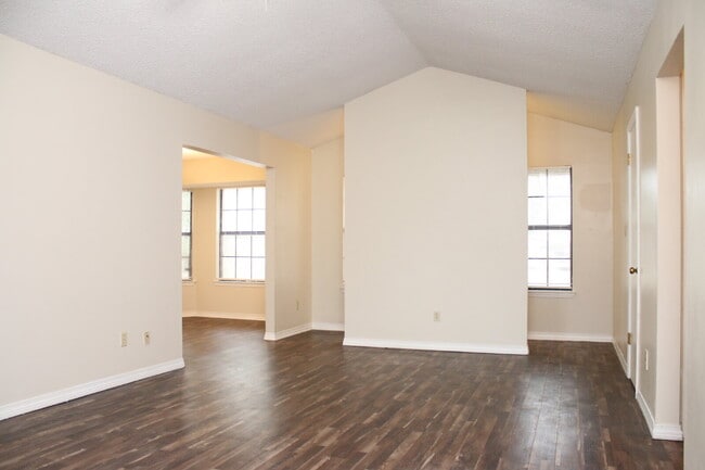 Foto del edificio - Spacious 4-Bedroom, 2-Bath Brick Home with Vaulted Ceilings, Fenced Yard, and Large Patio