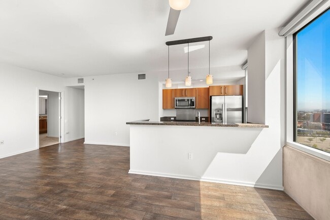 Building Photo - Beautiful Southwest Corner 2/2 in East Vil...