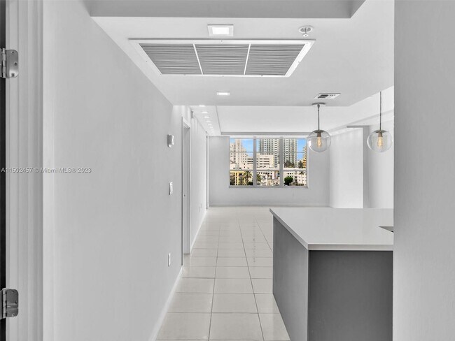 Building Photo - 4101 Pine Tree Dr