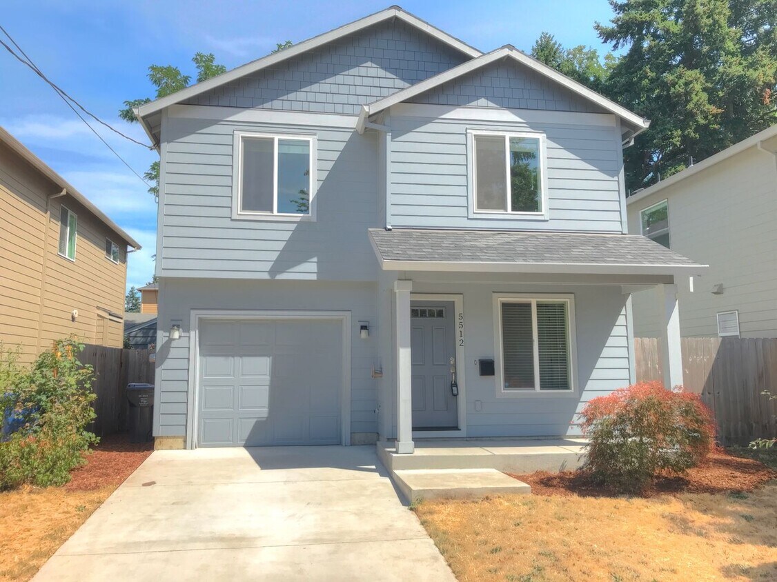 Foto principal - Mt. Scott-Arleta Newer Construction Home with AC, Attached Garage, Fenced Backyard