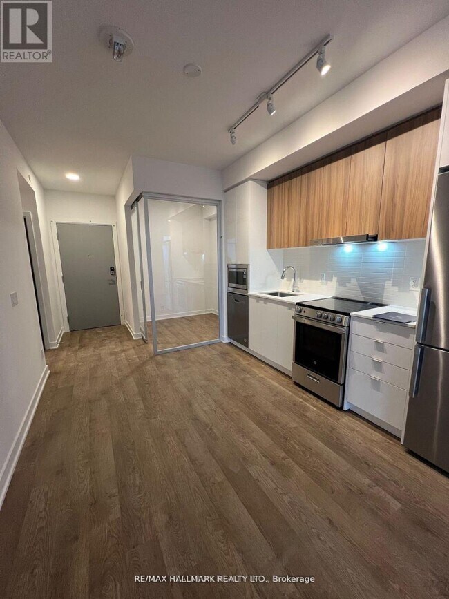 Building Photo - 30 Upper Mall Wy