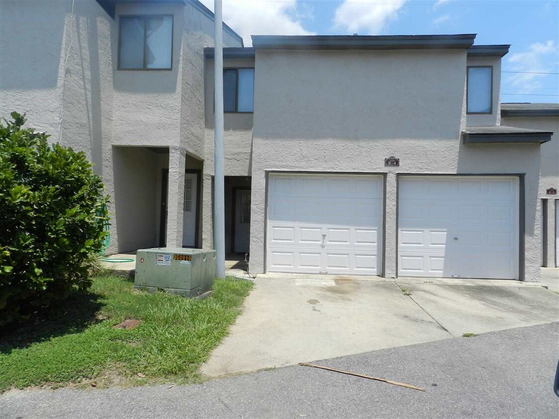 Primary Photo - 1325 Airport Dr