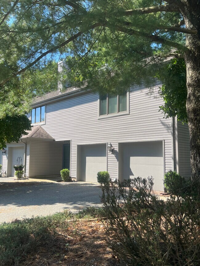 2 - Dormitorios de 2 niveles - 140 Dickinson Ln