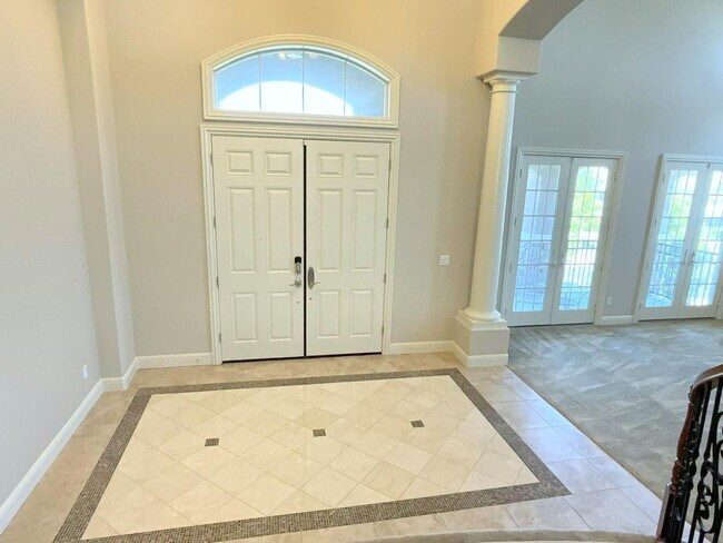 Foto del edificio - NEW PRICE ! Luxurious & Sought After Home In The Bucolic Hills Of Gated Norris Canyon Estates !
