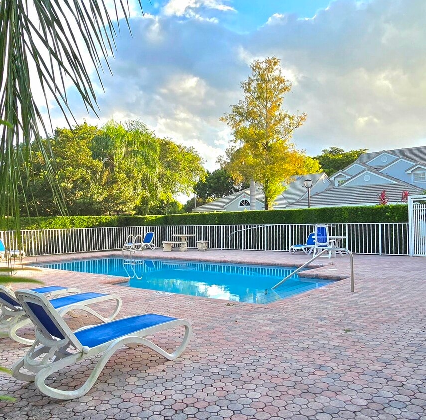 Foto principal - 8707 Forest Hills Blvd