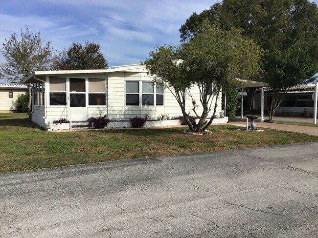 Building Photo - Spacious Mobile Home on Corner Lot LEASE W...