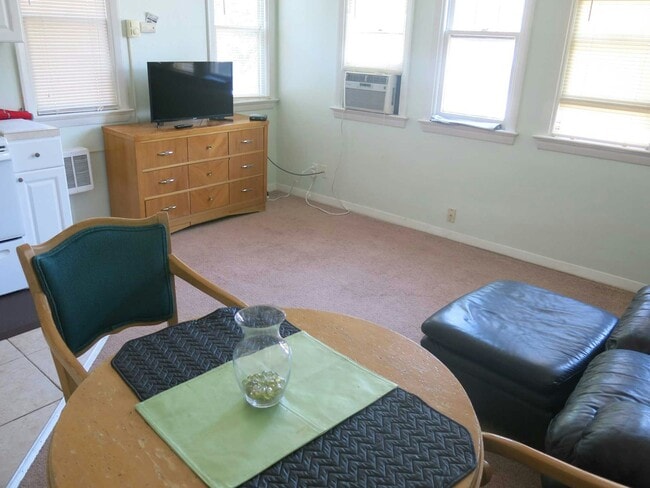 Building Photo - 305 Peasley St