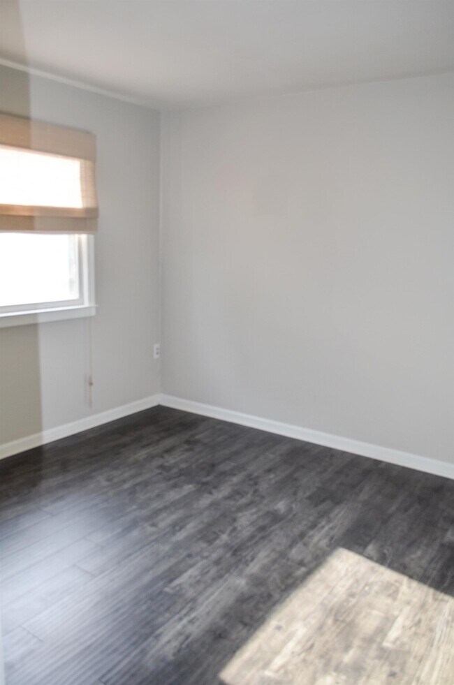 Building Photo - 10 Poinsett Ave