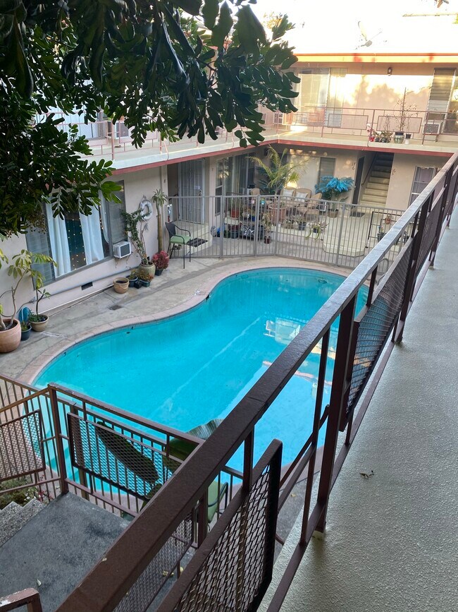 Foto del edificio - 906 N Orange Grove Ave