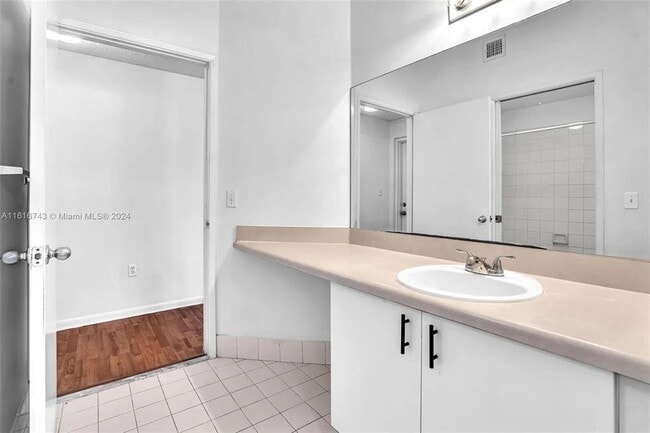 Building Photo - 6928 SW 39th St