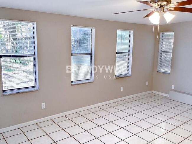 Foto del edificio - **AVAILABLE NOW!!** 3BED 1.5 BATH Apply To...
