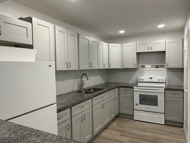 New stove & microwave (pending) - 9417 SW 76th St