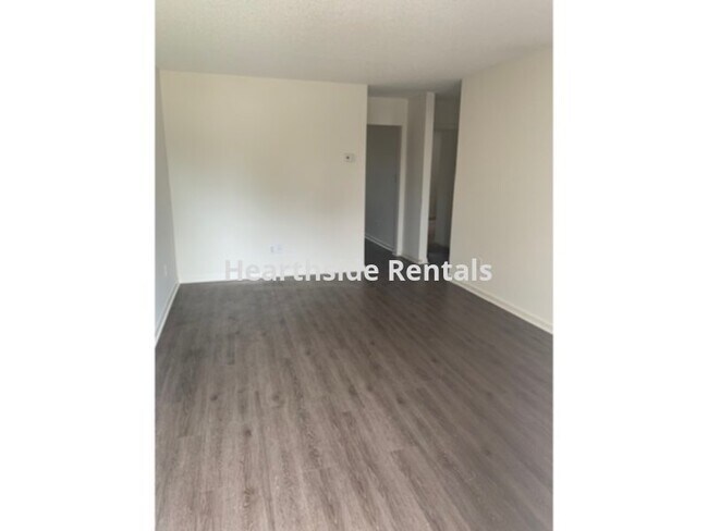 Building Photo - **2 Bedroom 1 Bath Apartment Near Pitt Com...