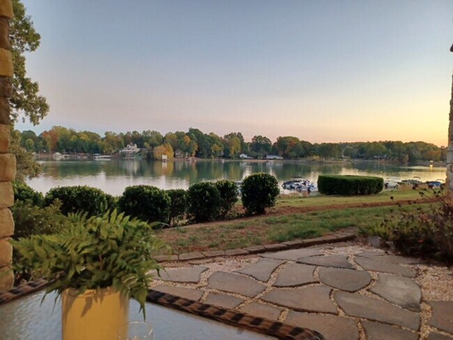 Foto del edificio - Fully furnished waterfront three-bedroom/ ...