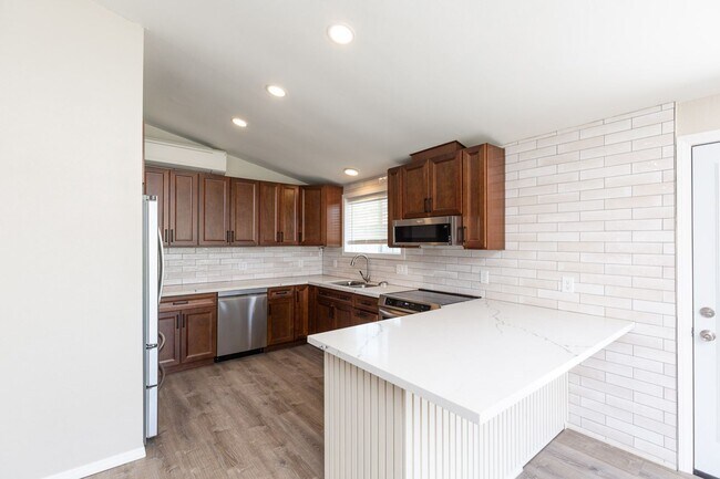 Building Photo - 3 Bed, 2 Bath, Single level home-RECENTLY ...