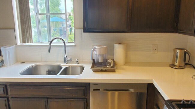 Foto del edificio - 8741 Darby Ave