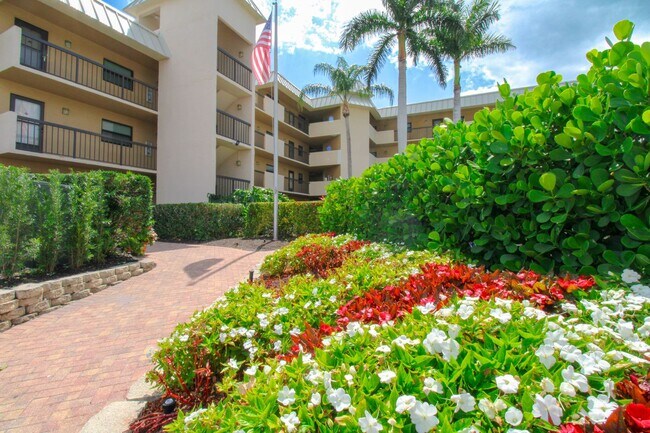 Building Photo - ** MARCO ISLAND SEASONAL 2/2 CORNER UNIT A...