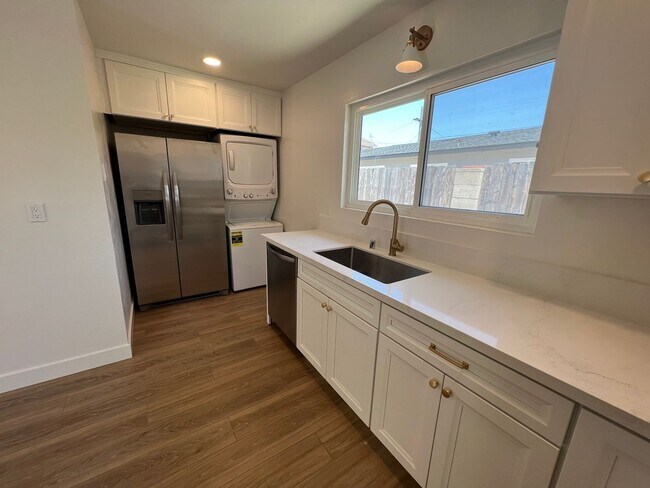 Foto del edificio - **Newly Renovated 2BDRM/1BTH with in unit ...