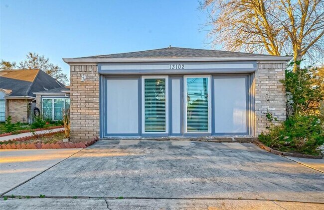 Foto del edificio - 13102 Richmond Ave.