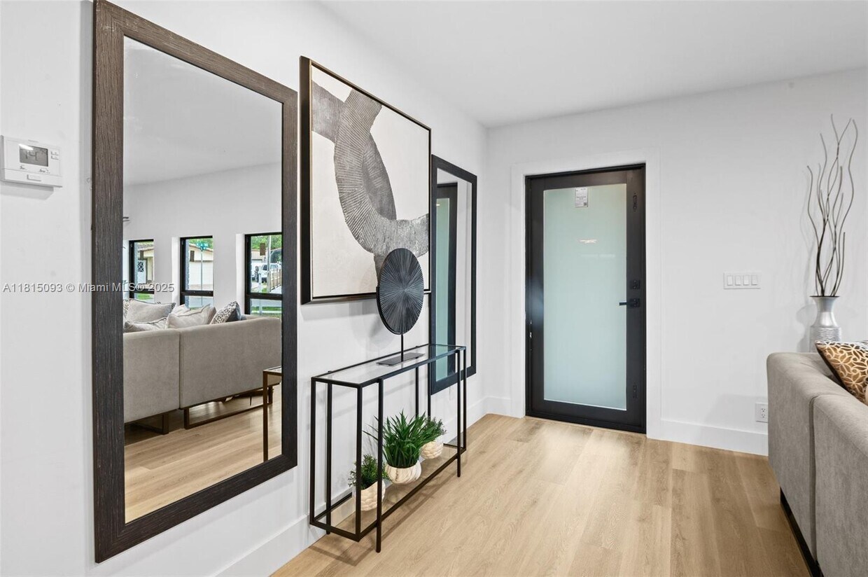 Foto principal - 679 SW 17th Ct