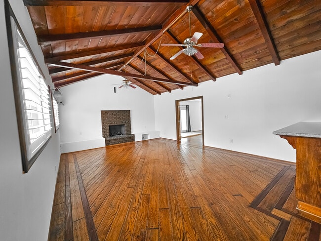 Foto del edificio - 2404 Foxglove Dr