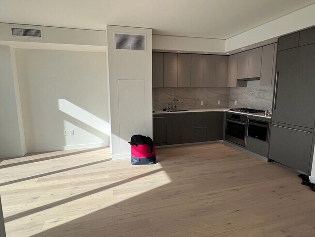 Vista de la sala de estar y la cocina - 2510 6th Ave