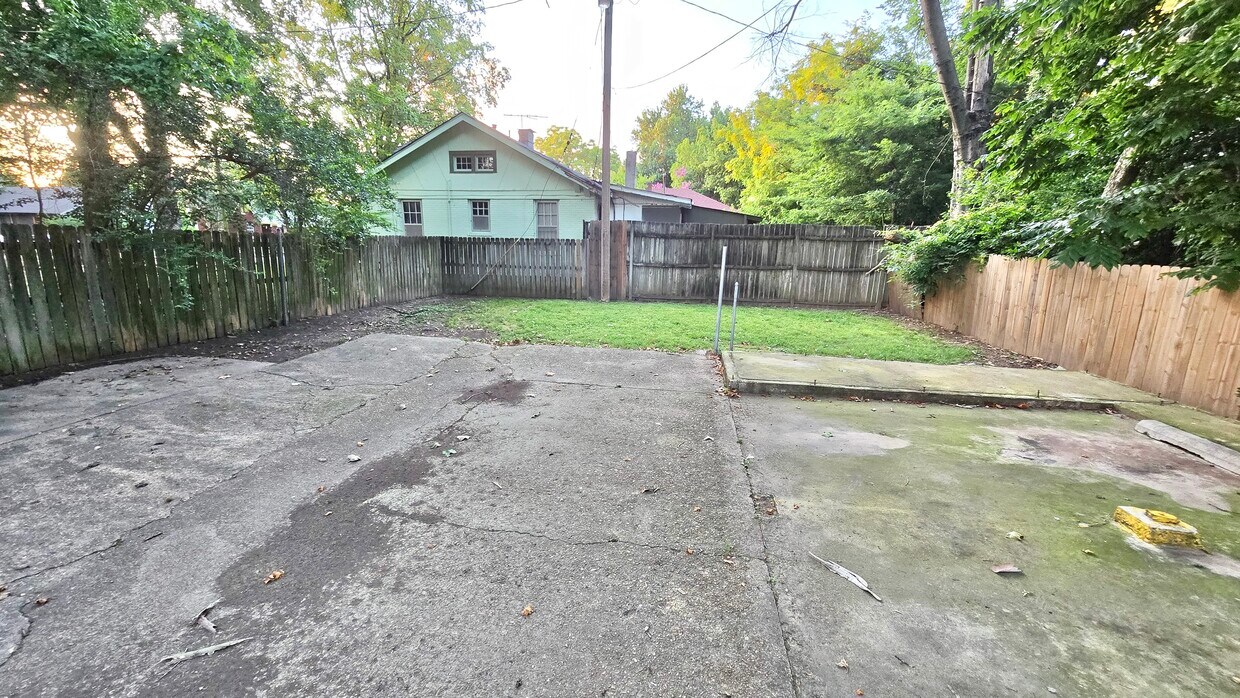 Building Photo - 1542 Tutwiler Ave