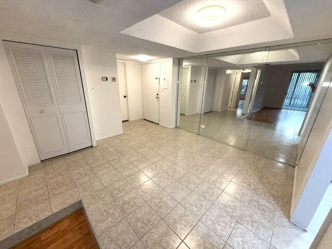 Building Photo - 3670 Inverrary Dr