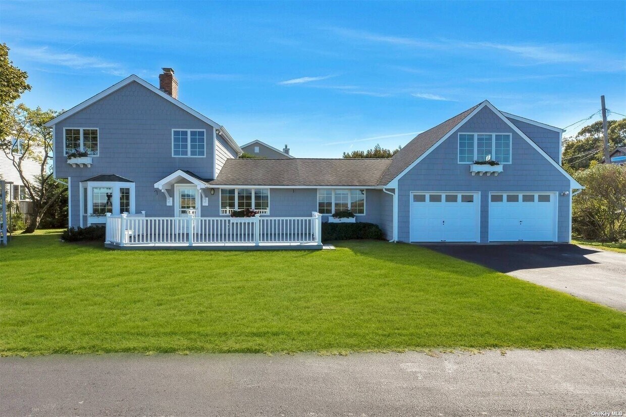 10 Hampton Pl, Hampton Bays, NY 11946 House Rental in Hampton Bays