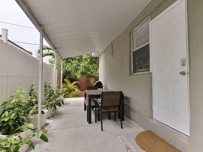 Foto del edificio - 3629 SW 12th St