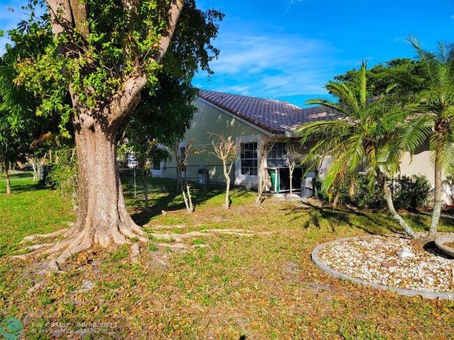 Foto del edificio - 10445 NW 8th Ct