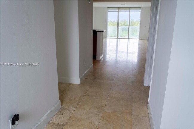 Foto del edificio - 15051 Royal Oaks Ln