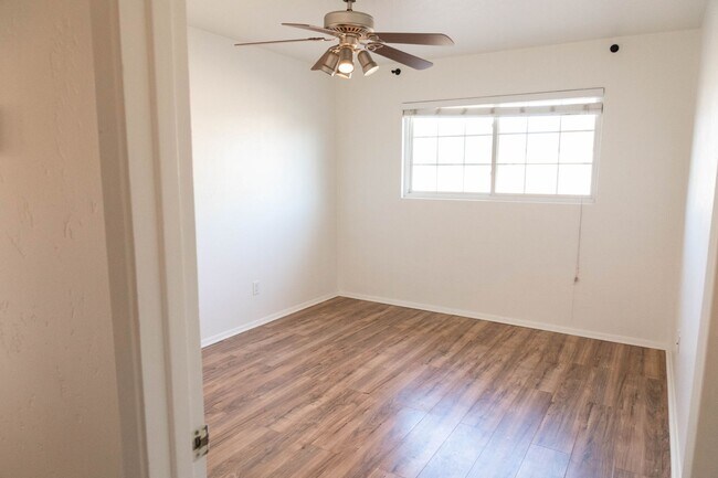 Building Photo - Charming 3 bedroom 2 bath home w/ bonus ro...